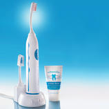  Ihre Emmi&reg; dent 6 wird inkl. Ladestation, 2 Ultra&shy;schall-B&uuml;rstenk&ouml;pfen und 1 Tube Spezialzahncreme geliefert.