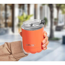 Oranger Becher in einer Hand, die einen Deckel hat.