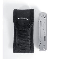 12-in-1 Multitool in silberner Farbe neben einer schwarzen Tasche