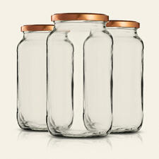 Drei hohe Einmachgläser mit goldenen Deckeln