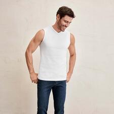 V-Ausschnitt Mann in ärmellosem Shirt, lächelt und schaut nach unten