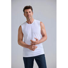 Rundhals Mann in ärmellosem weißen Shirt mit lässigem Look.