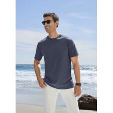 Dunkelblau Mann mit blauem T-Shirt und Sonnenbrille am Strand.