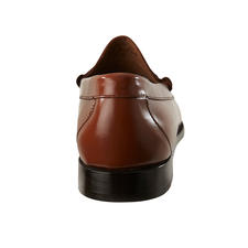 Braun Braune Pennyloafer-Schuhe von G.H. Bass, Rückansicht auf weißem Hintergrund.