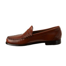 Braun Seitenansicht eines braunen Pennyloafer von G.H. Bass auf weißem Hintergrund.