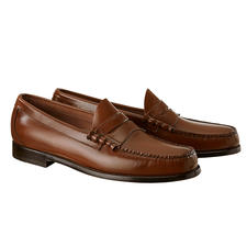 Braun Braune Pennyloafer von G.H. Bass, Vorderansicht auf weißem Hintergrund.