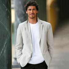 Weiß Mann trägt ein weißes Ragman T-Shirt unter einem gestreiften Blazer.