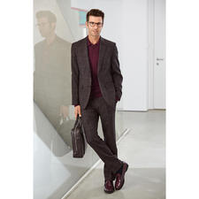 Bordeaux Mann in Glencheck-Anzug mit braunem Hemd und schwarzer Aktentasche.