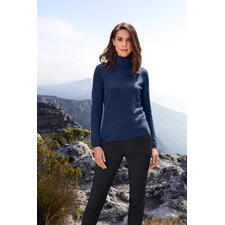 Rolli, Navy Frau in navy Kaschmir Rolli steht in der Natur, eindrucksvoller Berg Hintergrund.