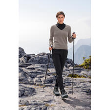 V-Pulli, Taupe Frau in Taupe-Kaschmirpullover beim Wandern in den Bergen.