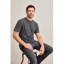 Anthrazit-meliert Mann sitzt mit grauem Ragman T-Shirt auf einem Stuhl