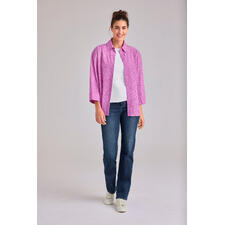 Streifenbluse 2.0 Frau in rosa Streifenbluse und Jeans steht lächelnd.