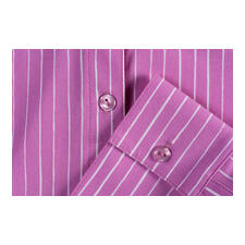 Streifenbluse 2.0 Detailaufnahme einer pink gestreiften Bluse mit Knöpfen.