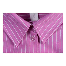 Streifenbluse 2.0 Nahaufnahme des Kragens einer pinken gestreiften Bluse.