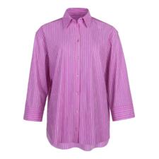 Streifenbluse 2.0 - Streifenbluse neuester Stand: Herrlich leicht und weich. Bequem elastisch. Und sogar bügelfrei. Frontansicht einer pink gestreiften Bluse mit Knöpfen.