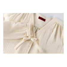 Baumwoll-Kaschmir-Crinkle-Bluse Nahaufnahme der Verschlussdetails der Baumwoll-Kaschmir-Bluse.