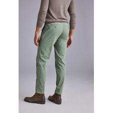 Avocado Mann in Brax 24-Stunden-Chinos von hinten, in grüner Hose.