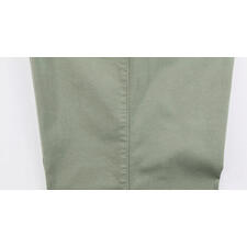 Avocado Detailansicht der hellgrünen Chinos von Brax.