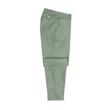 Avocado Seitenansicht der hellgrünen Chinos von Brax auf weißem Hintergrund.