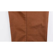 Kakao Detailansicht der braunen Chinos von Brax.