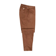 Kakao Seitenansicht der braunen Chinos von Brax auf weißem Hintergrund.