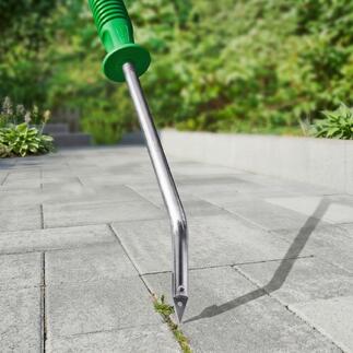 Fugenkratzer mit V-Schneide auf einem gepflasterten Weg.