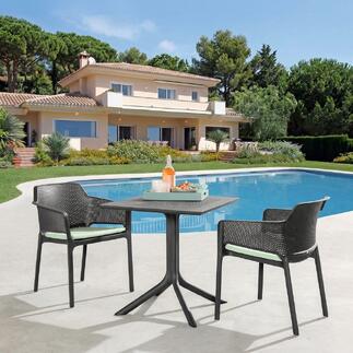 Gartensitzgruppe mit Tisch und zwei Stühlen am Pool