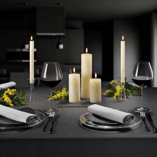 Elegante Bienenwachskerzen auf einem Tisch für ein festliches Abendessen.
