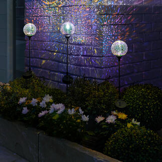 Solar Design-Gartenkugeln, 3er-Set Dekorativ am Tag – spektakulär bei Nacht: die Solar-Gartenkugeln mit 3-dimensionaler, multicolor Leuchtkraft.