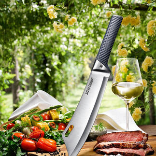 SteakChamp Kochmesser von oben, umgeben von Gemüse und Fleisch auf einem Holzbrett.