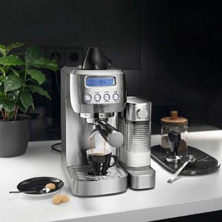 Espresso-Maschine mit digitalem Display und Tasse auf einer Arbeitsfläche.