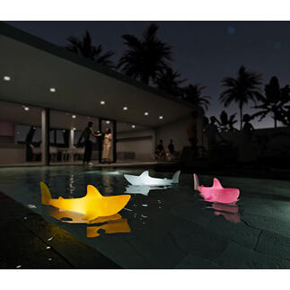 Bunte Hai-Leuchten schwimmen im Pool bei Nacht