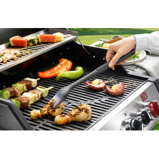 Grillpinsel in Aktion, um Fleisch auf dem Grill aufzutragen.