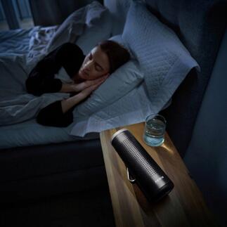 Mobiler 2-in-1 Luftreiniger auf einem Nachttisch neben schlafender Person