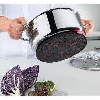 Hand hält einen magnetischen Untersetzer unter einen Kochtopf.