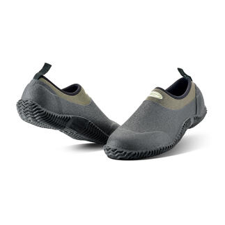Zwei Airmesh Gartenschuhe in schwarz, von innen nach außen gerichtet.