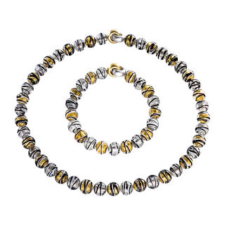 Murano-Perlenarmband oder -collier Venezianische Pracht: schimmerndes Gold und Silber, eingefangen
von edlen Perlen aus Murano-Glas.