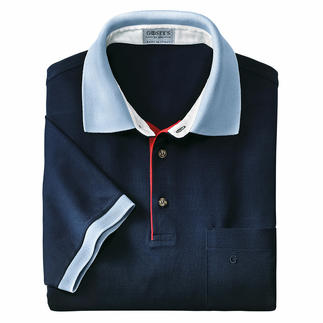 Dunkelblaues Polo mit hellblauem Kragen, gefaltet auf einem weißen Hintergrund.