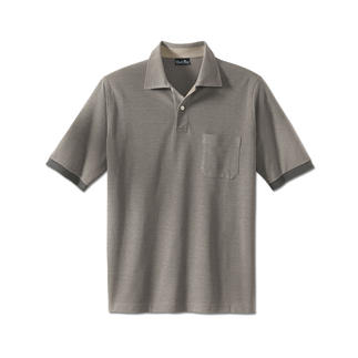 Beige Polohemd mit kurzer Ärmel und Brusttasche auf hellem Hintergrund.