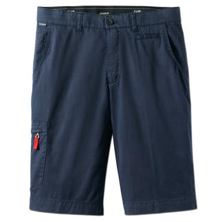 Dunkelblaue Bermudas mit Taschen und rotem Zipfels, ideal für den Sommer.
