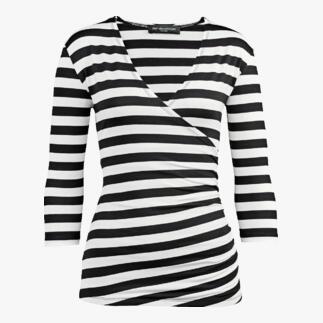 Gestreiftes Wickelshirt in Schwarz und Weiß auf weißem Hintergrund.