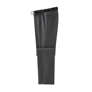 Grau karierte Hose hängt auf einem weißen Hintergrund.