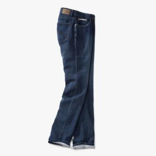 Dunkelblaue Jeans lässig gefaltet, leichter Stoff.