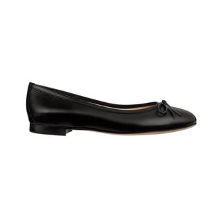 Schwarze Ballerina mit Schleife, seitliche Ansicht.