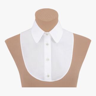 Weißer Blusenkragen auf einem beigen Modell mit Knöpfen vorne.
