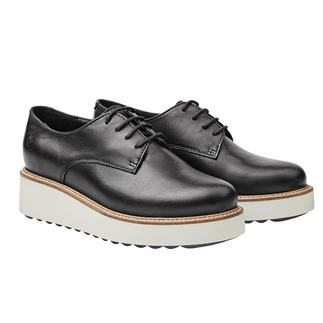 Schwarze Apple of Eden Plateau-Derby-Schuhe auf weißem Hintergrund.
