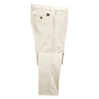 Beige Chino-Hose mit geringer Schrumpfung, flach liegend.