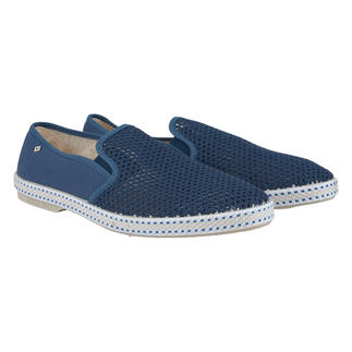 Rivieras Sommer-Slipper in Dunkelblau, Paar auf weißem Hintergrund.