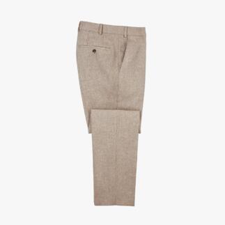 Helle, beige Stoffhose, auf einem weißen Hintergrund liegend.