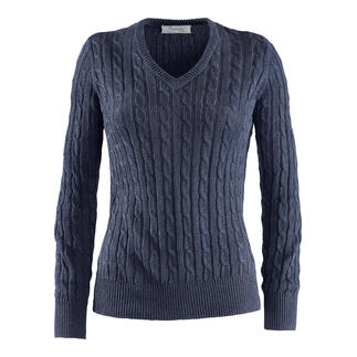 Grauer Carbery Leinen-Zopfpullover auf weißem Hintergrund.